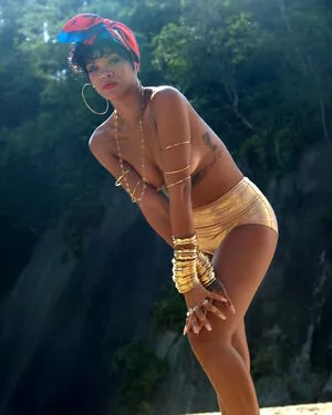 Rihanna / badgalriri nude photo #4026