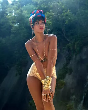Rihanna / badgalriri nude photo #4027