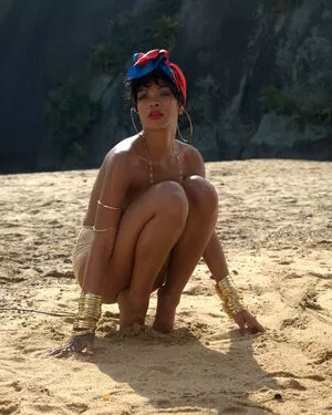 Rihanna / badgalriri nude photo #4029