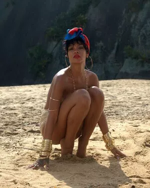 Rihanna / badgalriri nude photo #4030