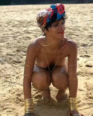 Rihanna / badgalriri nude photo #4031