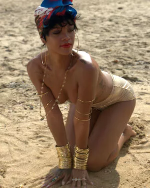Rihanna / badgalriri nude photo #4032