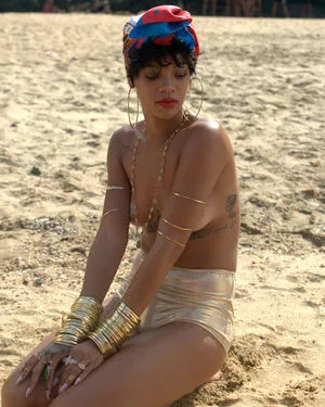 Rihanna / badgalriri nude photo #4033