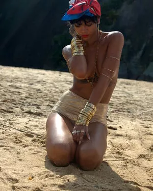 Rihanna / badgalriri nude photo #4034