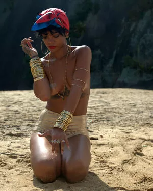 Rihanna / badgalriri nude photo #4035