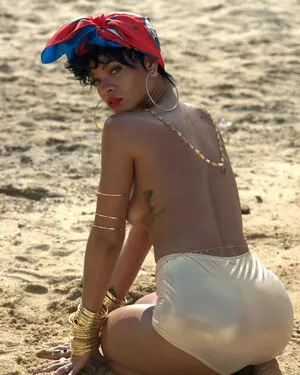 Rihanna / badgalriri nude photo #4039