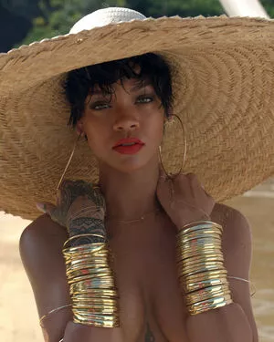 Rihanna / badgalriri nude photo #4041
