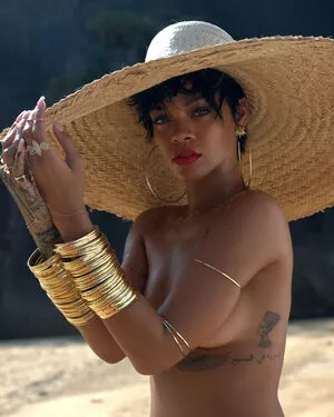 Rihanna / badgalriri nude photo #4042