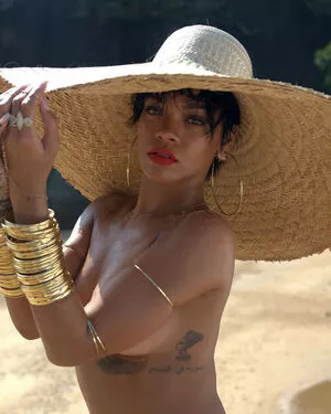 Rihanna / badgalriri nude photo #4043