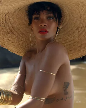 Rihanna / badgalriri nude photo #4044
