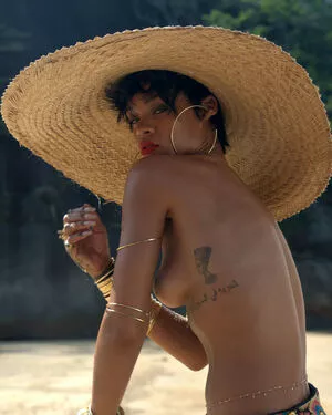 Rihanna / badgalriri nude photo #4045