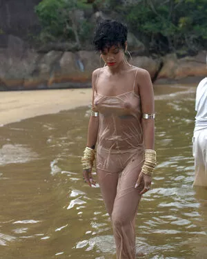 Rihanna / badgalriri nude photo #4047