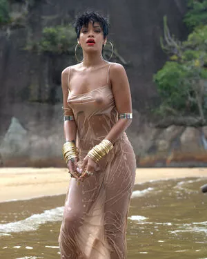 Rihanna / badgalriri nude photo #4050