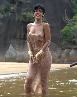 Rihanna / badgalriri nude photo #4051