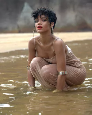 Rihanna / badgalriri nude photo #4052