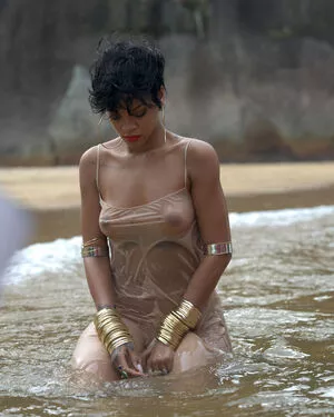 Rihanna / badgalriri nude photo #4054