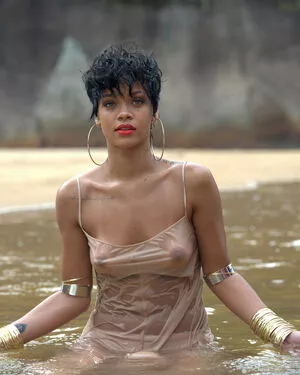 Rihanna / badgalriri nude photo #4055
