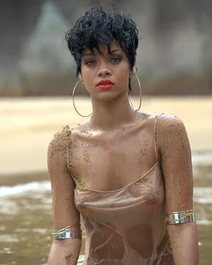 Rihanna / badgalriri nude photo #4057