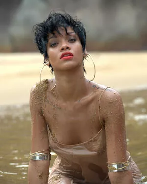 Rihanna / badgalriri nude photo #4058