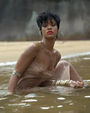 Rihanna / badgalriri nude photo #4059