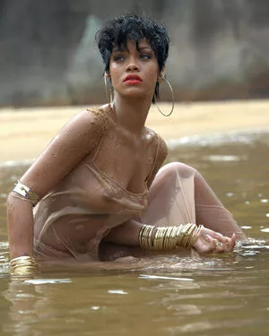 Rihanna / badgalriri nude photo #4060
