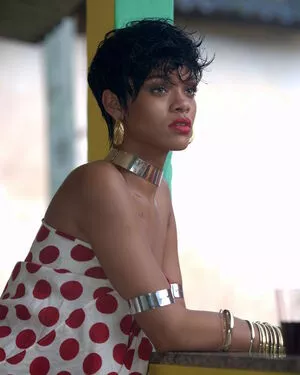 Rihanna / badgalriri nude photo #4061