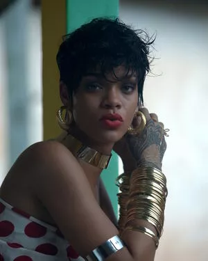 Rihanna / badgalriri nude photo #4063