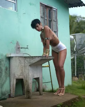 Rihanna / badgalriri nude photo #4064