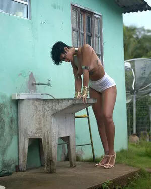 Rihanna / badgalriri nude photo #4065