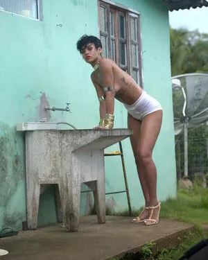 Rihanna / badgalriri nude photo #4066