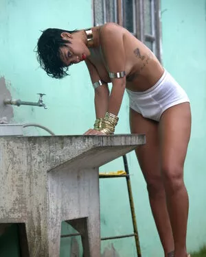 Rihanna / badgalriri nude photo #4067