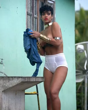 Rihanna / badgalriri nude photo #4068