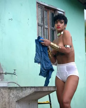 Rihanna / badgalriri nude photo #4069