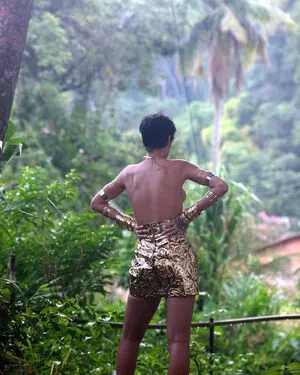 Rihanna / badgalriri nude photo #4072