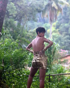 Rihanna / badgalriri nude photo #4073