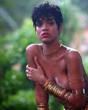 Rihanna / badgalriri nude photo #4074