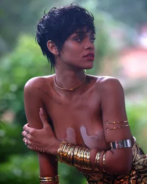 Rihanna / badgalriri nude photo #4075