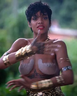 Rihanna / badgalriri nude photo #4077