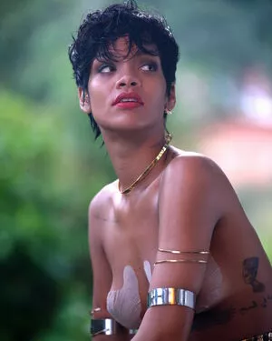 Rihanna / badgalriri nude photo #4078