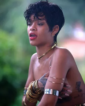 Rihanna / badgalriri nude photo #4079