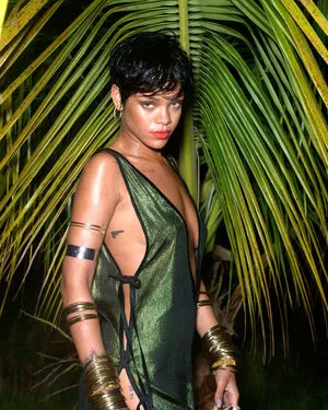 Rihanna / badgalriri nude photo #4084