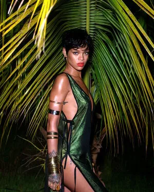 Rihanna / badgalriri nude photo #4086