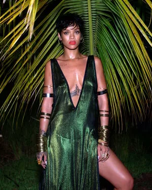 Rihanna / badgalriri nude photo #4088