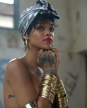 Rihanna / badgalriri nude photo #4093