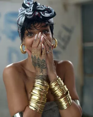 Rihanna / badgalriri nude photo #4094