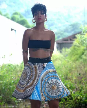 Rihanna / badgalriri nude photo #4097