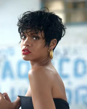 Rihanna / badgalriri nude photo #4098