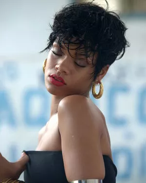 Rihanna / badgalriri nude photo #4099