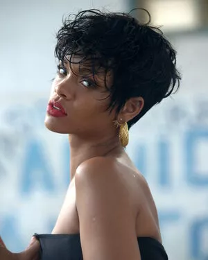 Rihanna / badgalriri nude photo #4100
