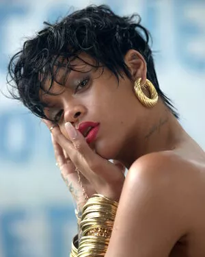 Rihanna / badgalriri nude photo #4101